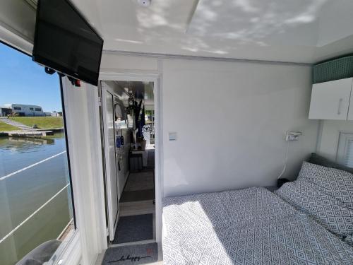 Postel nebo postele na pokoji v ubytování Main Hausboot Lore in der Marina Trosdorf bei Bamberg