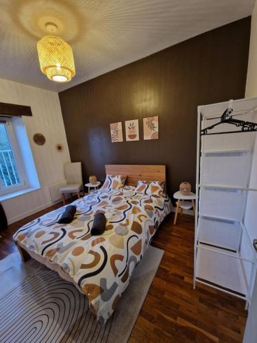 une chambre avec un lit et une échelle dedans dans l'établissement Appartement De Charme, à Bourges