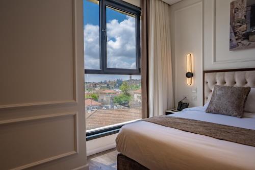 En eller flere senge i et værelse på Levant Hotel