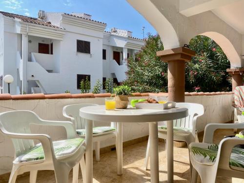 a patio with a table and chairs and a building at Playa Romana in Alcossebre