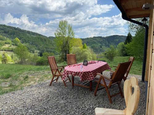 a table and chairs sitting on a gravel patio at Chata na Wzgórzu in Ochotnica Dolna