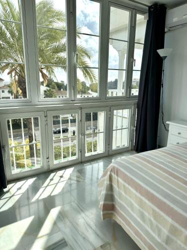 Amplio y luminoso apartamento en puerto banus