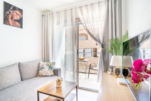 salon z kanapą i stołem w obiekcie Apartment Los Locos Torrevieja Costa Blanca w mieście Torrevieja