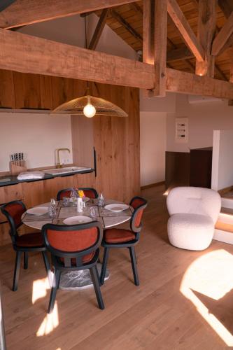 une salle à manger avec une table et des chaises dans l'établissement Au Chai Bigaroux Saint-Emilion, à Saint-Sulpice-de-Faleyrens