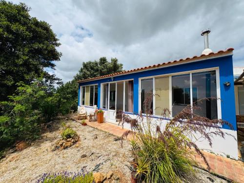 a blue and white house on the beach at Alojamento Casa Maria in Moncarapacho