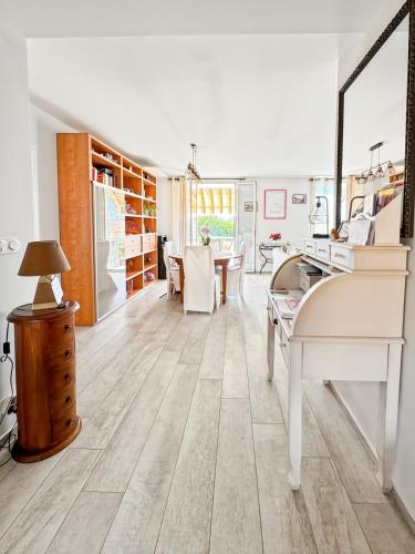 - un salon avec un piano blanc et une table dans l'établissement Charm Azur, Rickeys, à Roquebrune-Cap-Martin