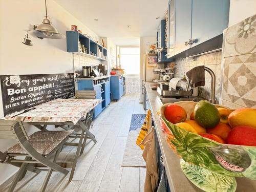 une cuisine avec un bol de fruits sur le comptoir dans l'établissement Charm Azur, Rickeys, à Roquebrune-Cap-Martin
