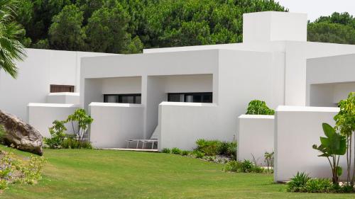 Taman di luar SO/ Sotogrande Spa & Golf Resort Hotel
