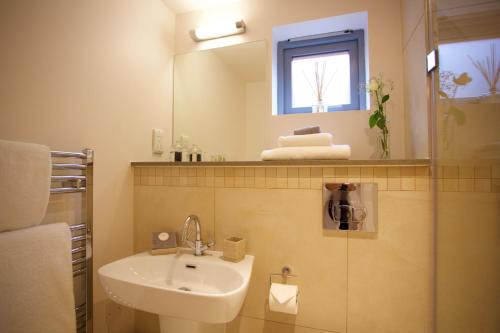 a bathroom with a sink and a mirror at Citystay - Pringle House in Cambridge