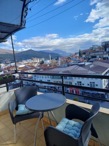 un tavolo e sedie su un balcone con vista di Heaven Apartment a Ohrid
