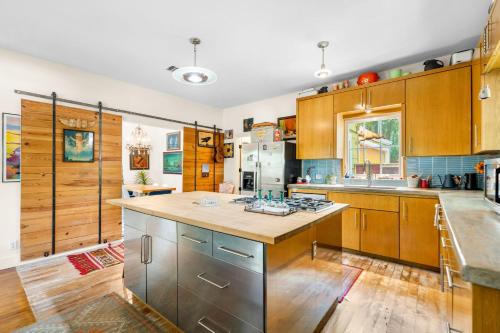 Η κουζίνα ή μικρή κουζίνα στο Eclectic 3 Bedroom Block from South Congress