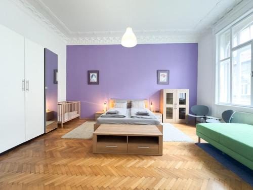A bed or beds in a room at Huge Family Friendly 2BR Downtown Apt - Deco House