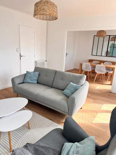 un salon avec un canapé et une table dans l'établissement Maison Kerheol, à Bénodet