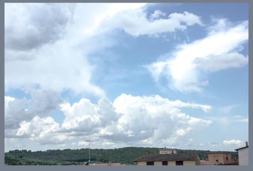 a sky filled with lots of clouds at La casa di Belle in Castelchiodato