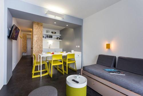a living room with a couch and a table at Résidence Le Varet - Arcs 2000 in Arc 2000
