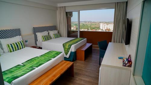 Postel nebo postele na pokoji v ubytování Hot Beach Resort