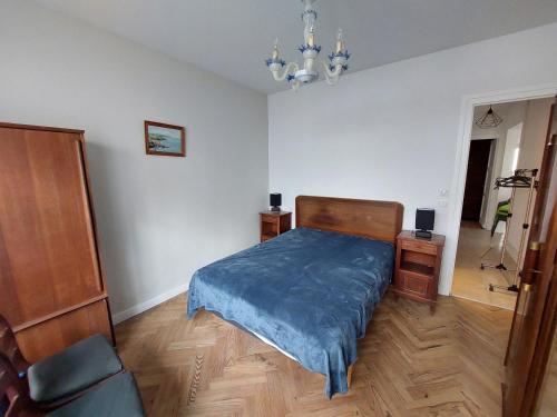 - une chambre avec un lit doté d'une couverture bleue dans l'établissement Maison authentique 6 pers, plage du Pigeonnier, Royan - FR-1-550-87, à Royan