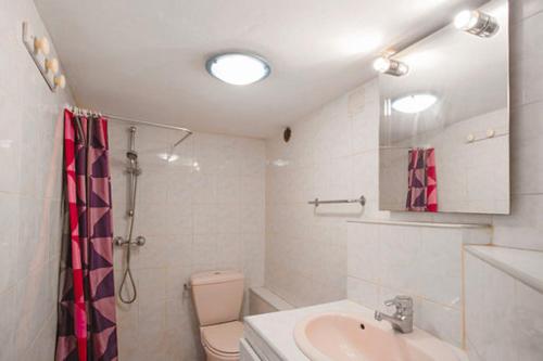 une salle de bain avec un lavabo, des toilettes et une douche dans l'établissement Bienvenue à La Garde, à La Garde