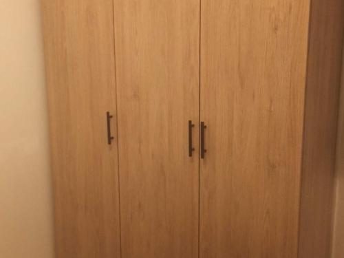 une paire de placards en bois dans une pièce dans l'établissement Studio cabine 4 pers 2* avec équipements pratiques à Valloire - FR-1-263-588, à Valloire