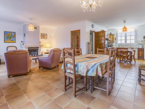 une salle à manger et un salon avec une table et des chaises dans l'établissement Maison indépendante à Pornic, proche vieux port et plage - FR-1-306-1307, à Pornic