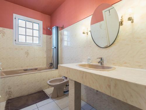 une salle de bain avec un lavabo, des toilettes et un miroir dans l'établissement Maison indépendante à Pornic, proche vieux port et plage - FR-1-306-1307, à Pornic