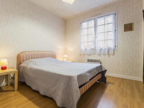une chambre avec un lit et une fenêtre dans l'établissement Maison indépendante à Pornic, proche vieux port et plage - FR-1-306-1307, à Pornic