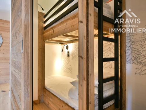 - un lit superposé avec une échelle dans une chambre dans l'établissement Apt cocoon pour familles, vue montagne, parking, wifi - FR-1-391-207, au Grand-Bornand