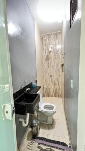 a bathroom with a black sink and a toilet at Pousada riacho santa cruz in Barreirinhas