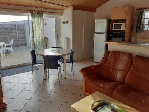 un salon avec un canapé et une table dans l'établissement Charmant Pigeonnier rénové avec Wi-Fi, proche Port Bourgenay - FR-1-426-578, à Saint-Hilaire-de-Talmont