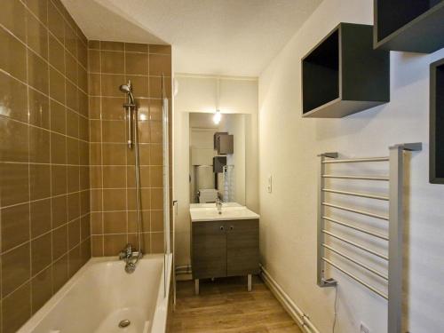 Koupelna v ubytování Appartement rénové avec terrasse au centre, 6 pers., vue pistes - FR-1-425-233