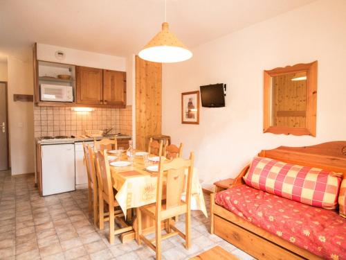 une cuisine et une salle à manger avec une table et un lit dans l'établissement Appartement accueillant 6 pers., Aussois calme & pratique - FR-1-508B-21, à Aussois