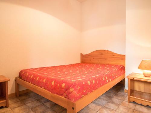 - une chambre avec un lit doté d'un couvre-lit rouge dans l'établissement Appartement accueillant 6 pers., Aussois calme & pratique - FR-1-508B-21, à Aussois