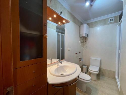 ベレス・マラガにあるTerrasol Puerto Blanco 5の洗面台とトイレ付きのバスルーム