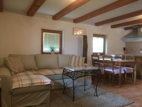 - un salon avec un canapé et une table dans l'établissement Apartments Vila Cvetka Bled, à Bled