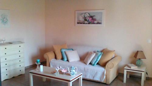 sala de estar con sofá y mesa en Gorgona apartments & studios, en Ýpsos