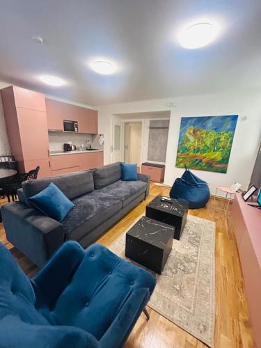 Foto CityTales - Sarajevo Center Apartments - Free Parking - 1 Apartment with one Bedroom & 1 Deluxe Studio Apartment 3