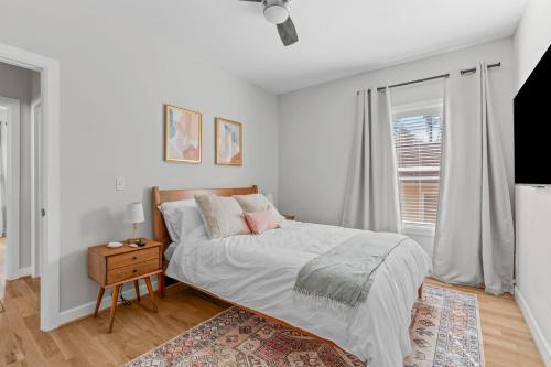 Un dormitorio blanco con una cama y una ventana. en Casa Verde, en Durham