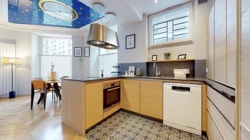 une cuisine avec un évier et un lave-vaisselle dans l'établissement Ancienne Boulangerie entièrement rénovée 5 Chambres 3 min métro 4 Barbara, à Montrouge