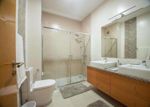 ミンデロにあるApartamentos Octane Mindeloのシャワー、トイレ、洗面台を備えたバスルーム