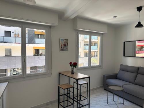 un salon avec un canapé et une table dans l'établissement Studio Proche Tram accès Centre Ville Plage, à Nice