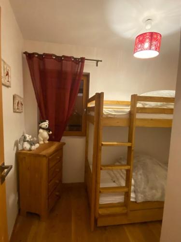 une chambre avec deux lits superposés et une échelle dans l'établissement 