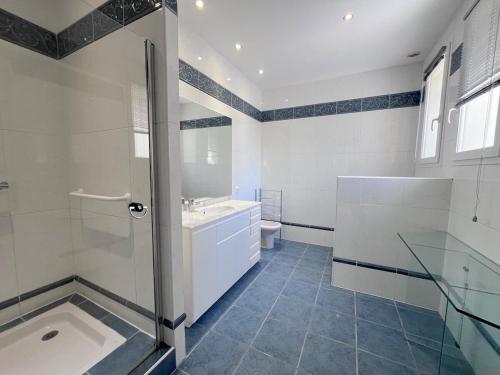une salle de bain avec une douche, un lavabo et des toilettes dans l'établissement Maison de villa avec piscine privée à deux pas de centre de Montpellier, à Montpellier