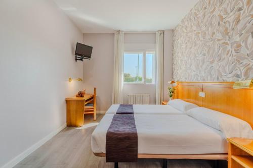 ein Schlafzimmer mit großem Bett und Fenster in der Unterkunft Hotel Rey Arturo Burgos in Villagonzalo-Pedernales