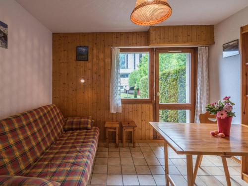 un salon avec un canapé et une table dans l'établissement Studio cosy avec parking et animaux admis, proche centre Chamonix - FR-1-517-21, à Chamonix-Mont-Blanc