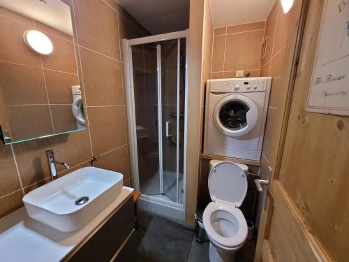 une petite salle de bains avec toilettes et lave-linge. dans l'établissement Appartement rénové 2 pièces + mezzanine, centre Les Gets, parking - FR-1-598-77, aux Gets