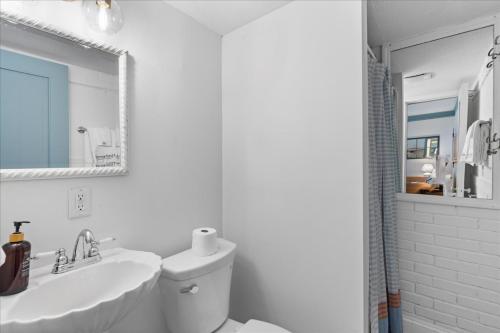 Ένα μπάνιο στο 8- Desoto Cottage