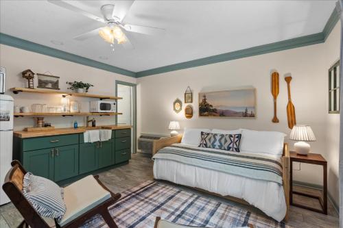 Χώρος καθιστικού στο 8- Desoto Cottage