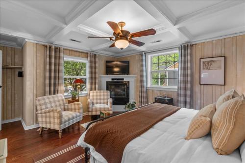 a bedroom with a bed and a ceiling fan at 3- Chickamauga Suite in Lookout Mountain