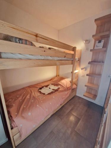 une petite pièce avec deux lits superposés dans l'établissement Studio Hart 2, aux Gets