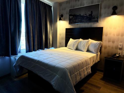 Postel nebo postele na pokoji v ubytování Bkway Hotel Brooklyn